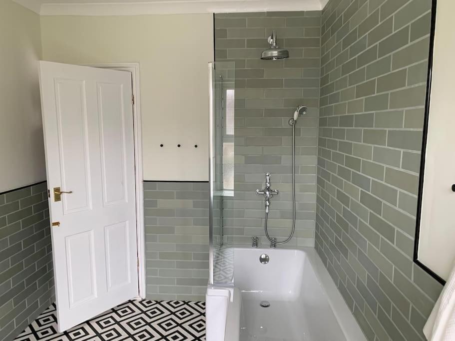 Napier - A Beautiful House In The Best Southsea Location بورتسماوث المظهر الخارجي الصورة